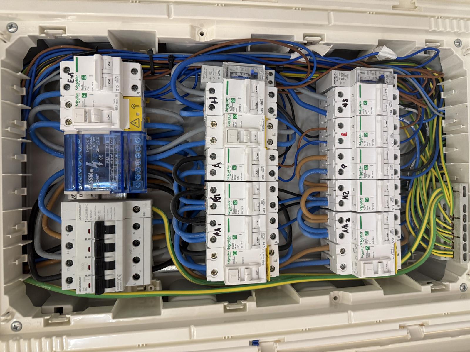Electricista en Alcalá de Guadaíra — EMECE INTEGRALES